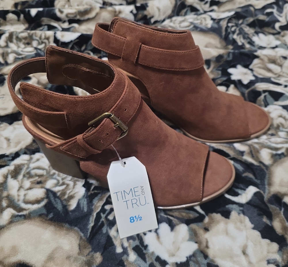 Time and Tru Women’s Chestnut Brown Suede Peep-Toe Block Heels